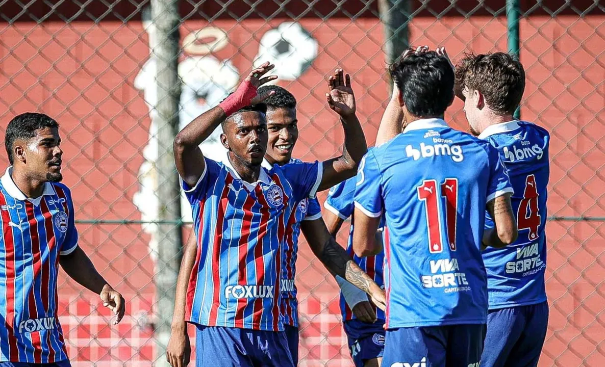 Roger Gabriel e outros jogadores do Bahia comemorando gol sobre o São Paulo