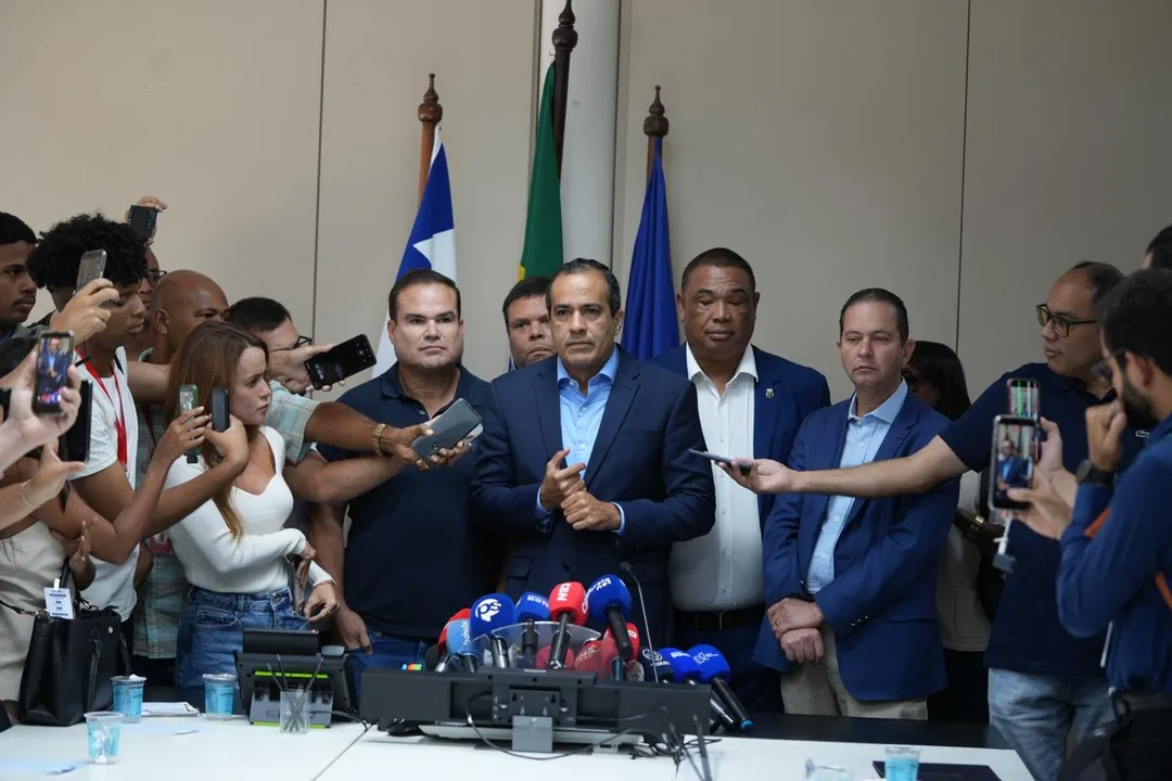 Bruno Reis (União Brasil) durante coletiva de imprensa