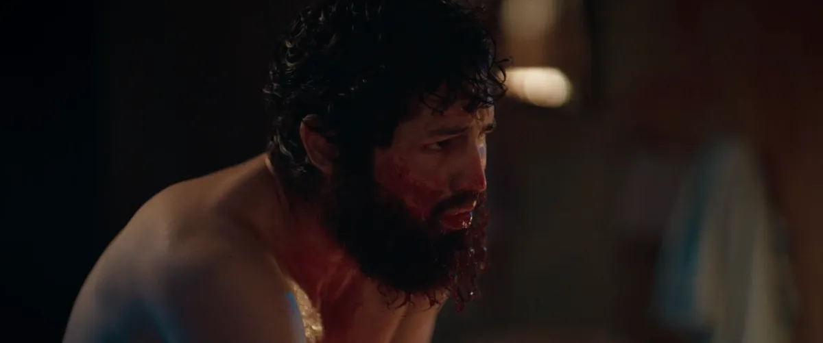 Gabriel Leone investiga passado obscuro em 'Barba Ensopada de Sangue'