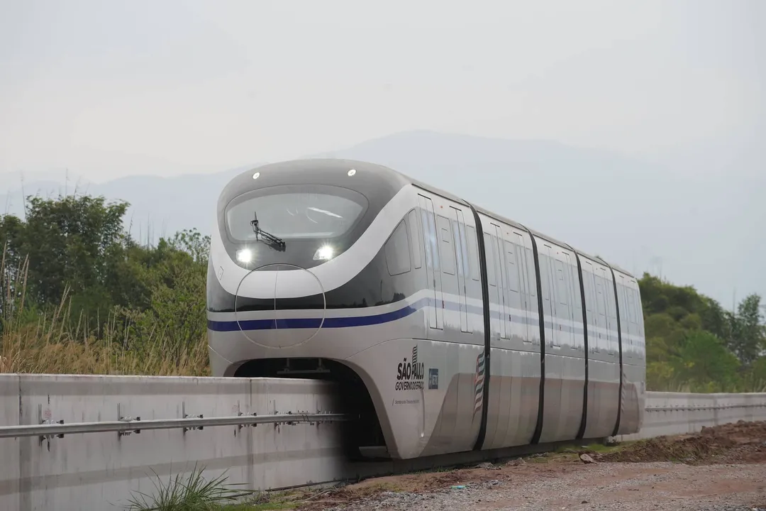 Trem da BYD começa a operar no Brasil