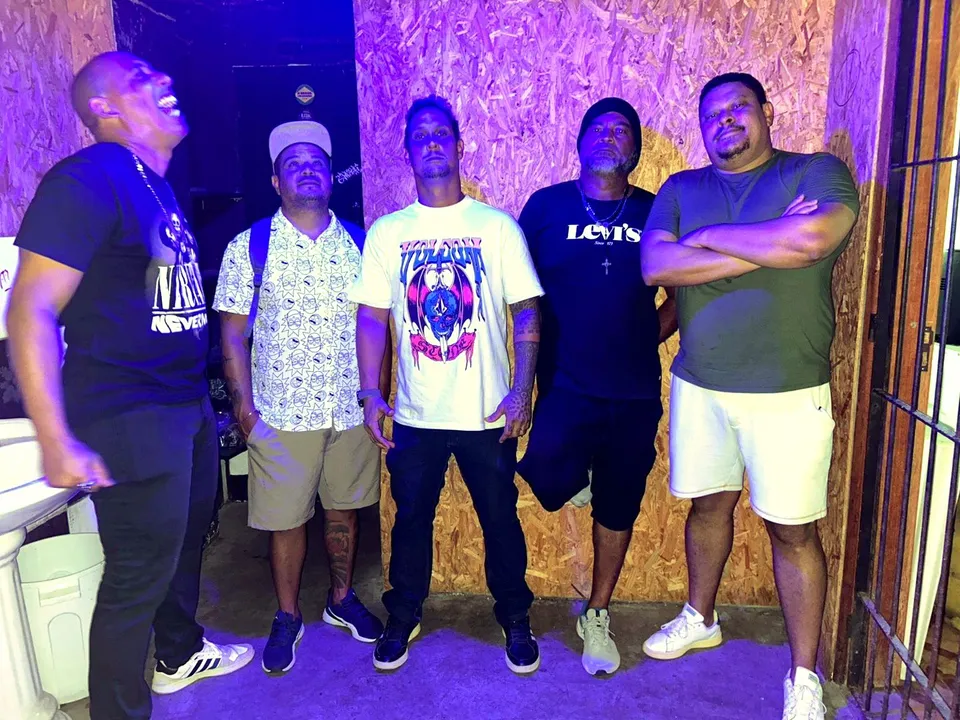 Ultra Bomb apresenta o show 'Reza'