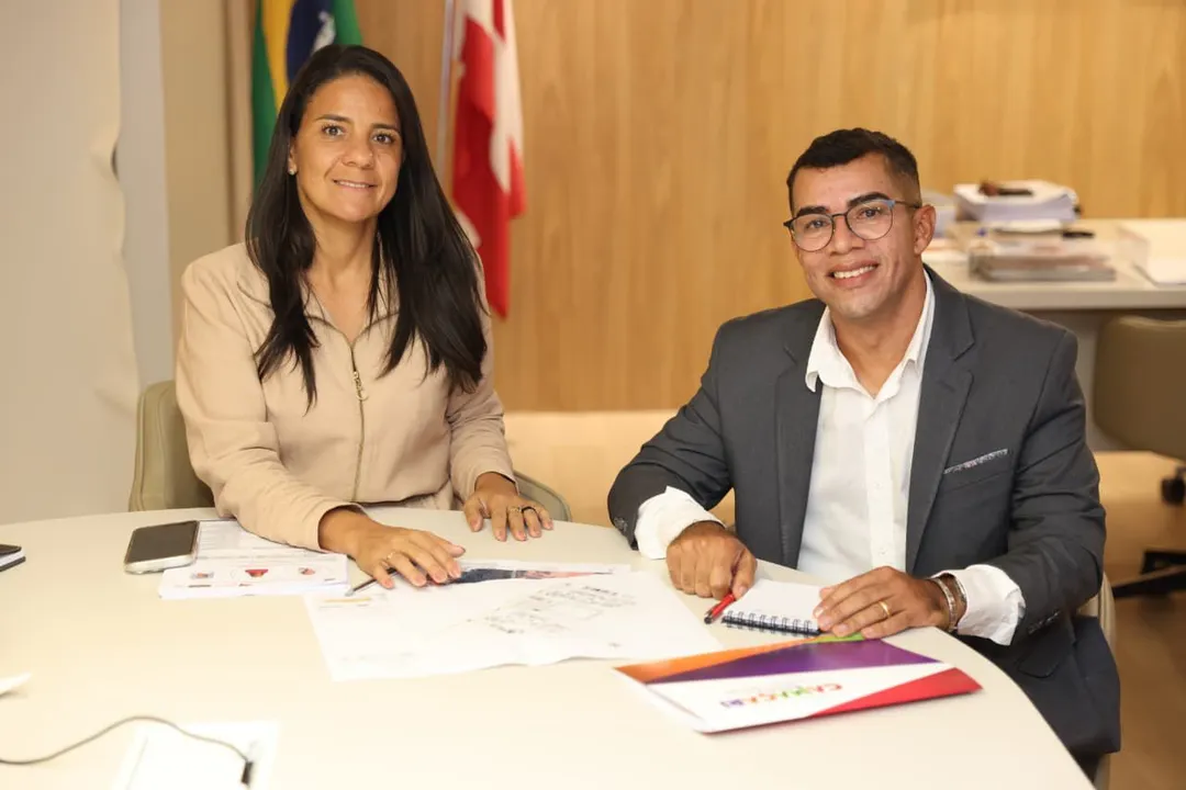 Secretária estadual da Educação, Rowenna Brito, ao lado do secretário de Educação de Camaçari, professor Márcio Neves