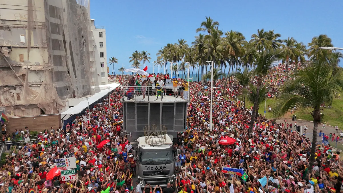 Trio elétrico na Barra em dia de manifestação