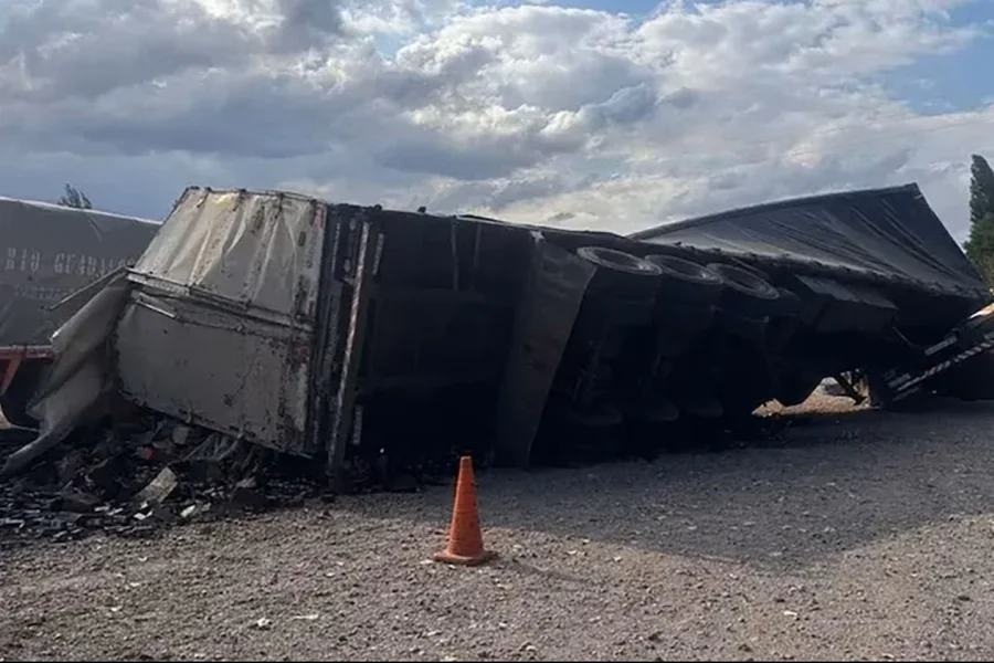 Imagem ilustrativa da imagem Carga de azeite para o Brasil tomba e é saqueado na Argentina