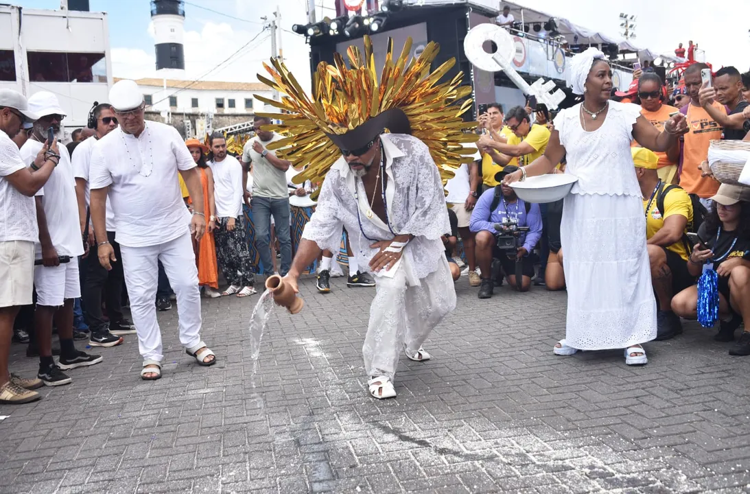 Imagem ilustrativa da imagem Carlinhos Brown abre Arrastão da Quarta de Cinzas com entrega de padê