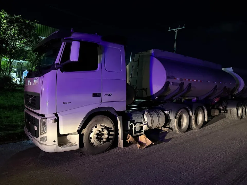 Imagem ilustrativa da imagem Carreta-tanque roubada com 45 mil litros de combustivel é recuperada na RMS