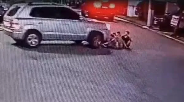 Imagem ilustrativa da imagem Carro atropela quatro crianças em condomínio de luxo