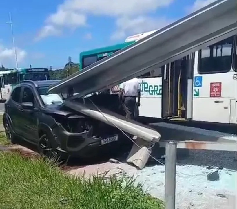 Carro atinge e destrói ponto de ônibus na Avenida Paralela