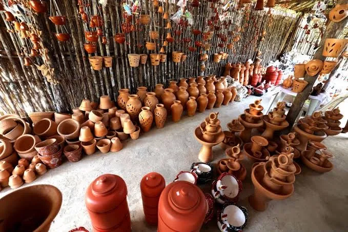 O período coincide com os feriados da Paixão de Cristo, Sábado de Aleluia e a Páscoa, inspirando a criação de peças com base nesta Semana Santa dos católicos