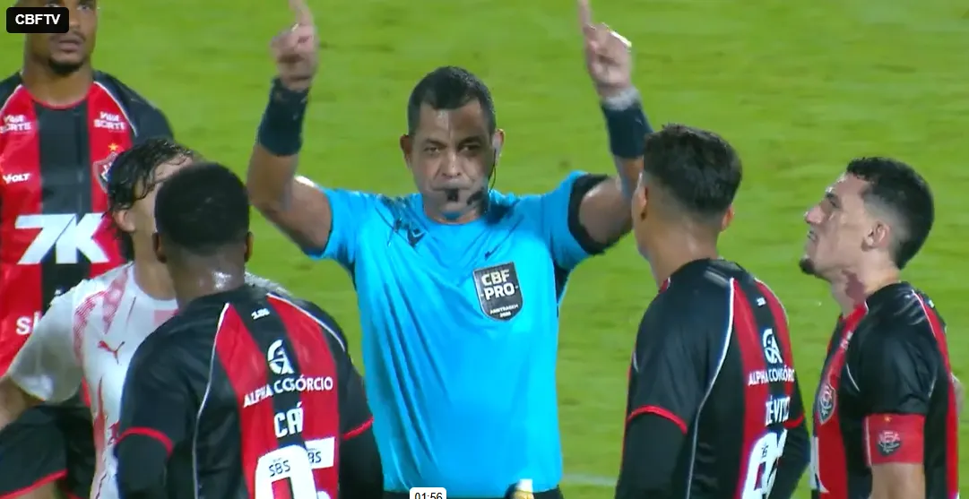 VAR recomendou revisão e foi marcado pênalti contra o Vitória