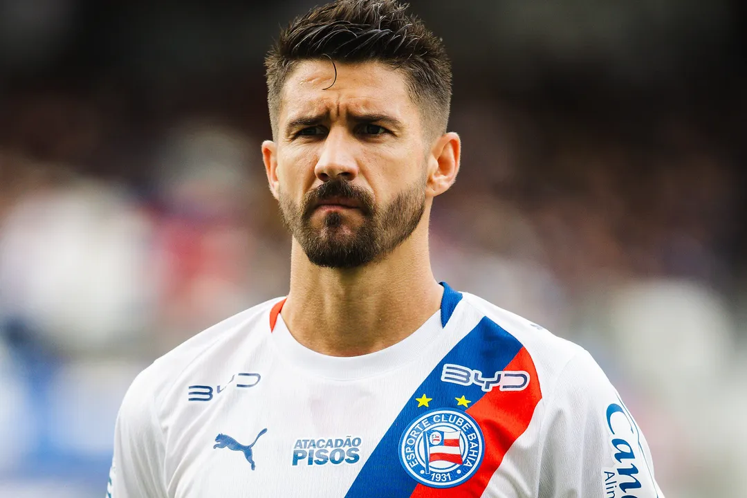 Treinador explica escolha no jogo e destaca perfil de Everaldo