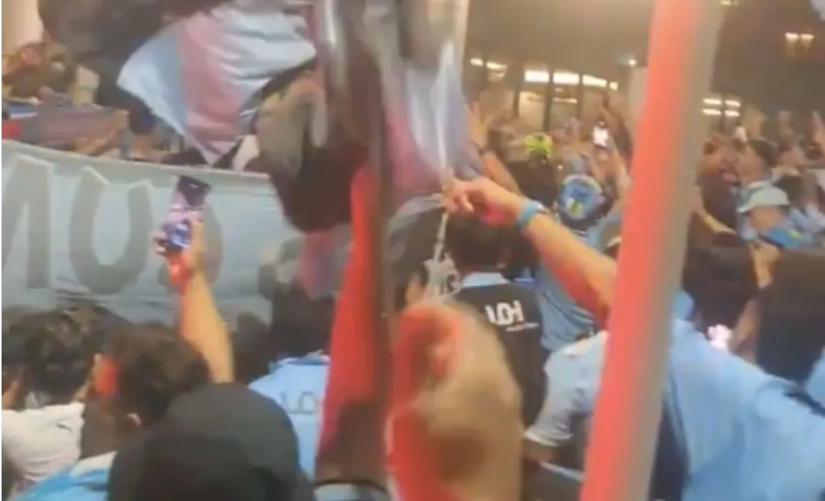 Torcedores chilenos cantando e apoiando o O'Higgins