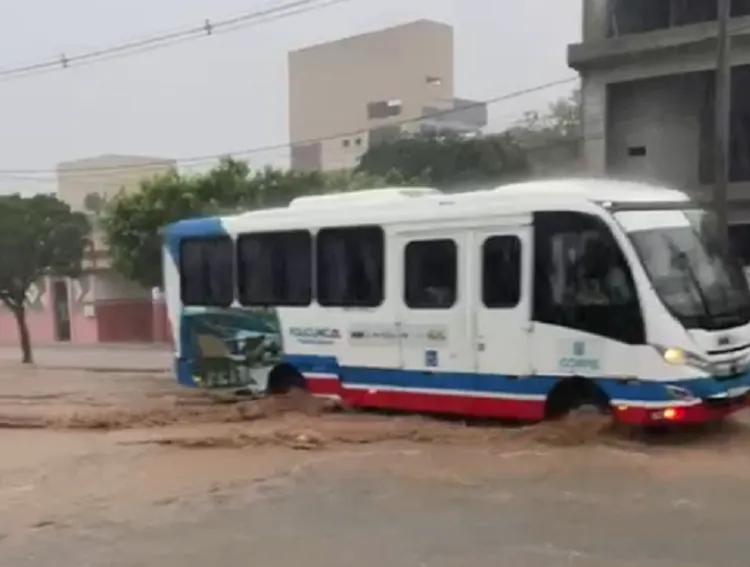 Imagem ilustrativa da imagem Chuva intensa alaga bairros e deixa moradores ilhados em Araci