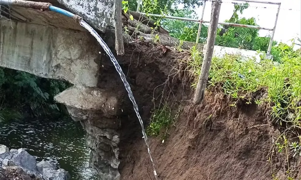 Parte de ponte em Feira de Santana desmoronou após as chuvas do final de semana