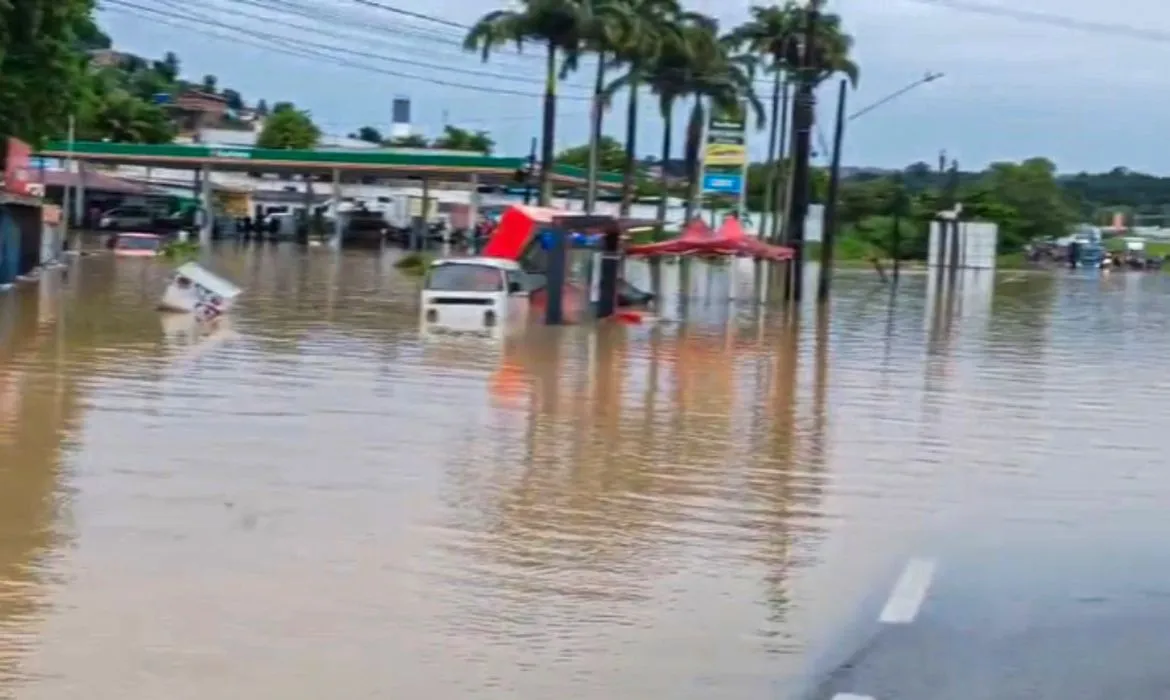 Chuva deixa rua alagada em Pernambuco
