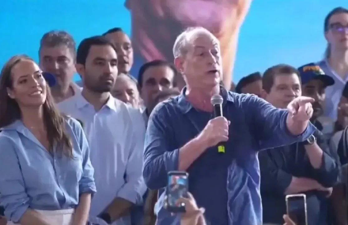 Ciro Gomes aponta para apoiador durante ato de pré-campanha.