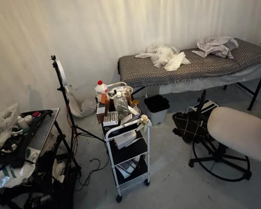 Imagem ilustrativa da imagem Clínica ilegal é investigada após mulher quase morrer em 'cirurgia' de R$ 250