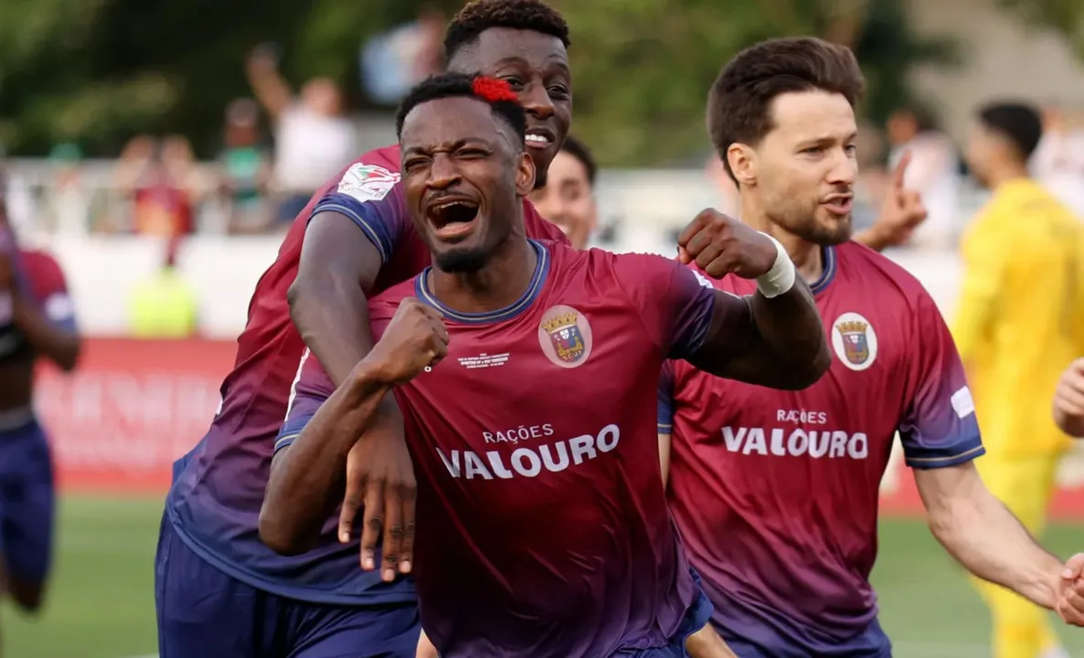 Jogadores do Torreense comemorando gol histórico