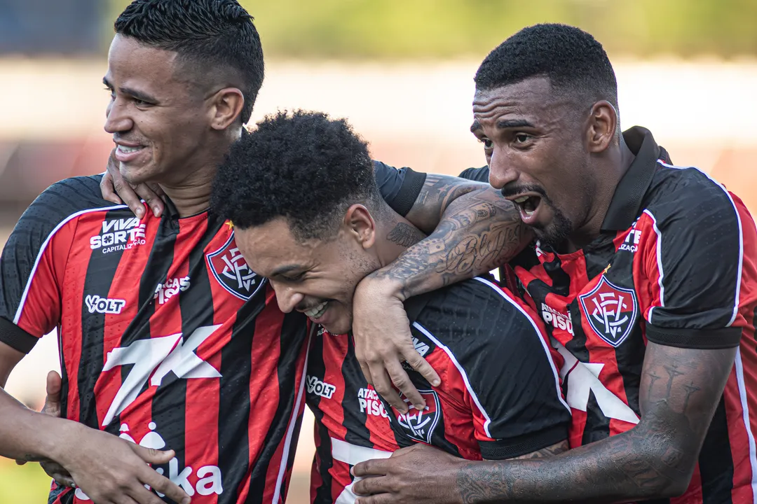 Erick, Matheuzinho e Mateus Silva se abraçam após gol do Vitória contra o Galícia