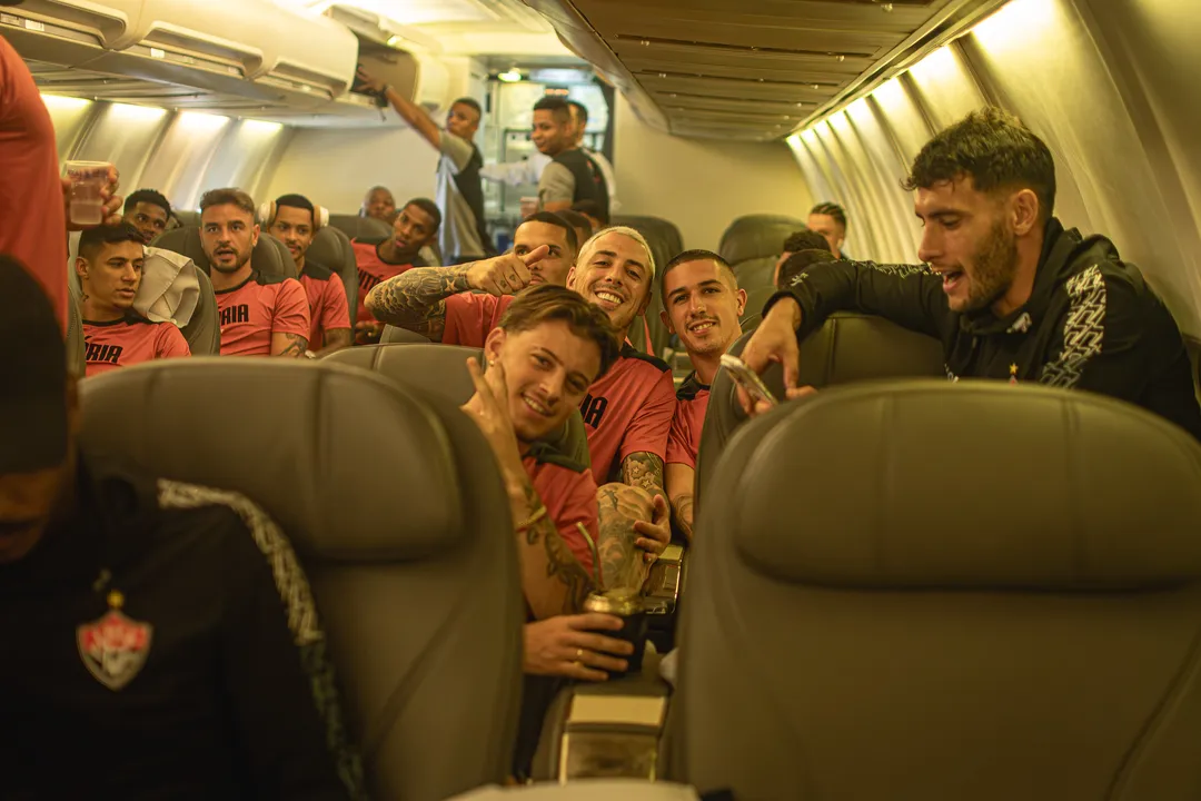 Jogadores do Vitória durante a viagem para Porto Alegre