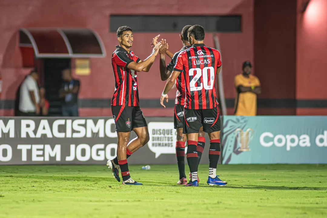 Jogadores do Vitória comemoram gol de Renê