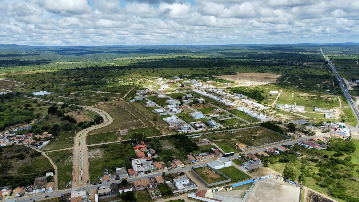 Vista aérea dos empreendimentos Vivendas do Bosque 1, Vivendas do Bosque 2 e Caminho das Árvores, integrados ao master plan de expansão urbana desenvolvido em Poções/BA