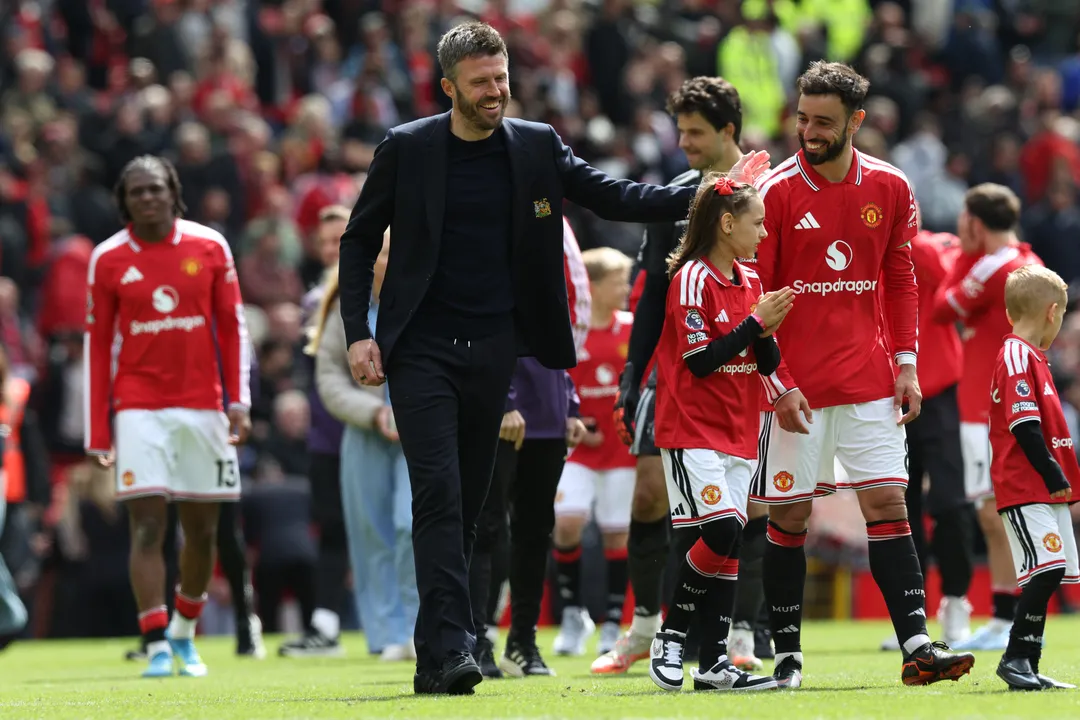 Bruno Fernandes ao lado de Michael Carrick no Manchester United