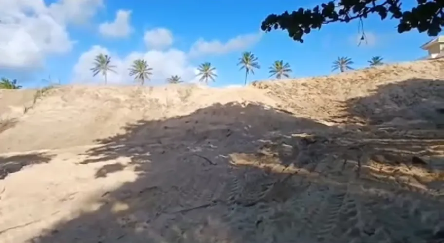 Movimentação de tratores na faixa de areia estariam alterando topografia de área protegida por lei