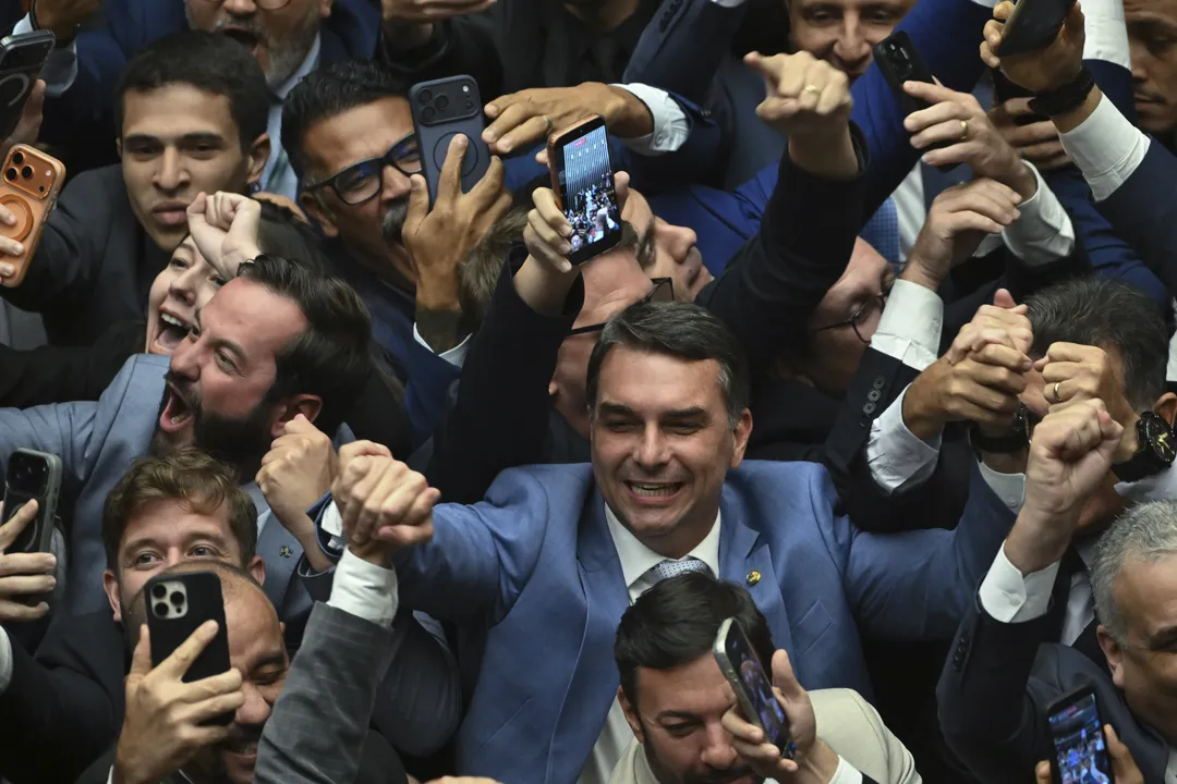 Flávio Bolsonaro comemora derrubada do PL da Dosimetria