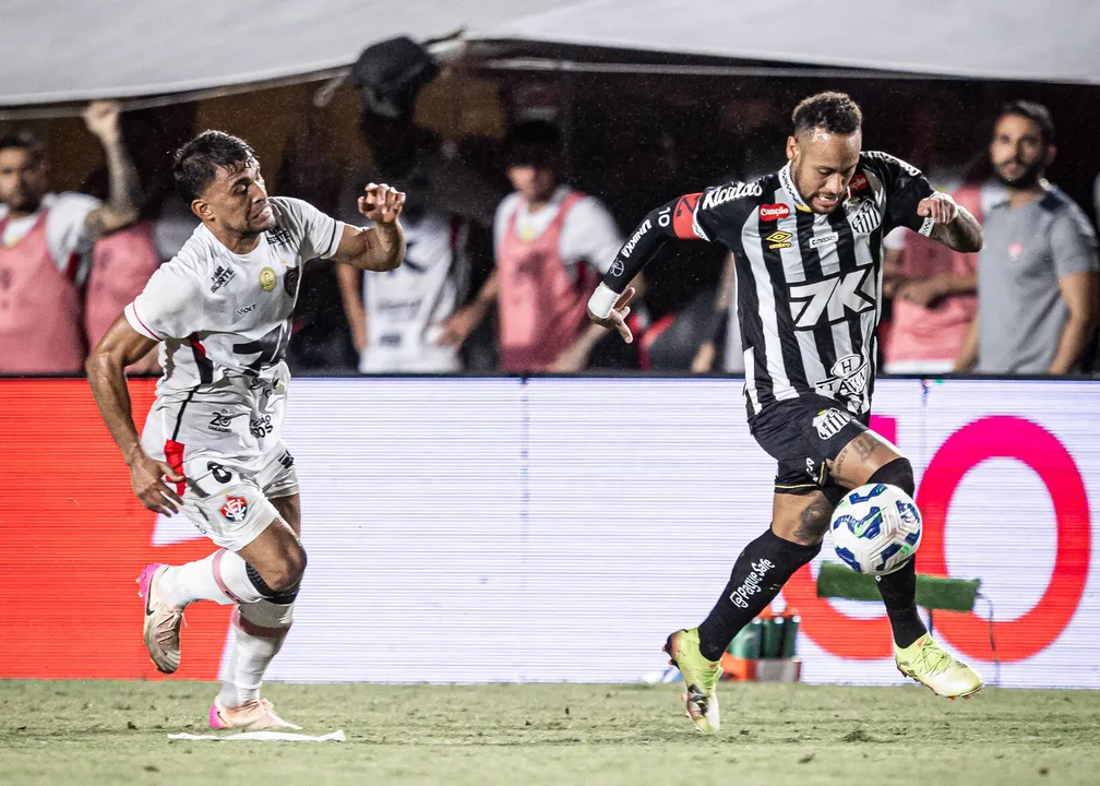 Neymar sendo marcado por Ronald, volante do Vitória