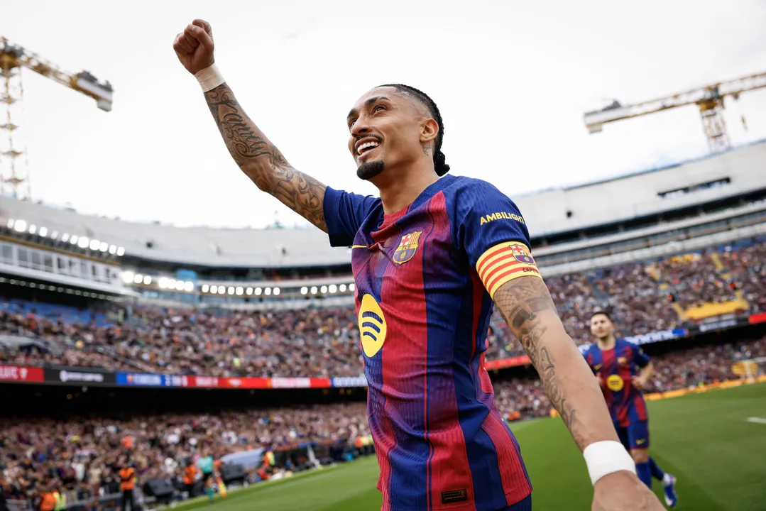 Raphinha marca hat-trick e Barcelona goleia o Elche