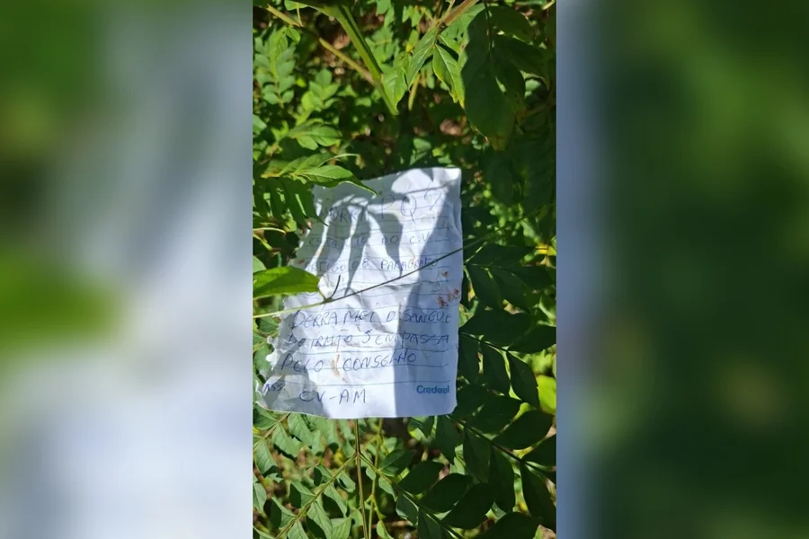 Bilhete deixado ao lado do corpo traz mensagem atribuída à facção Comando Vermelho