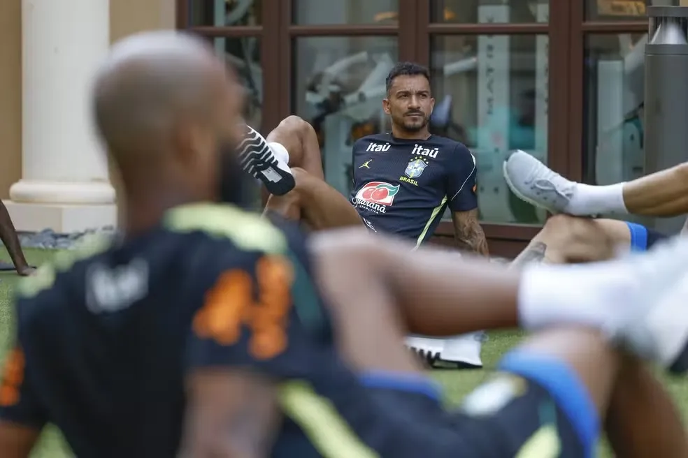 Danilo no treino da Seleção Brasileira