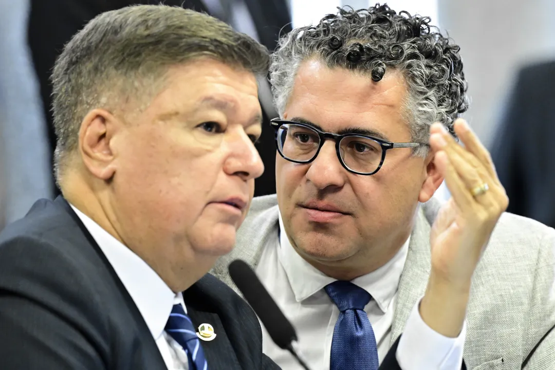 Presidida pelo senador Carlos Viana (foto à esquerda), CPMI do INSS chega à sua reta final