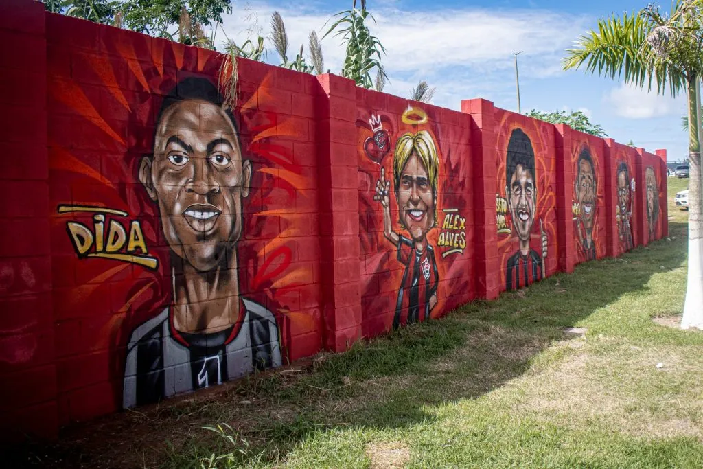 Muro da Academia do Leão com caricaturas de craques revelados pelo Vitória