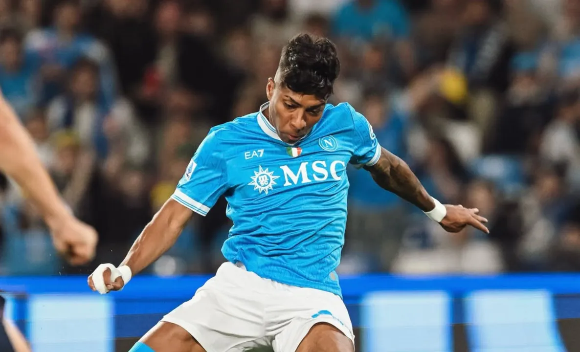 Alisson Santos em campo pelo Napoli, da Itália