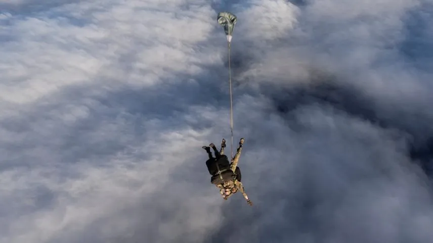 Lançamento aéreo incluiu cilindros de oxigénio e equipamentos hospitalares