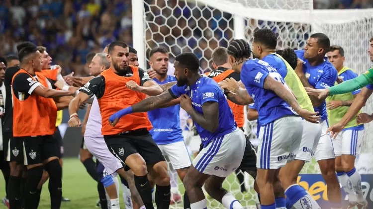 Briga entre jogador de Cruzeiro e Atlético-MG na final do Campeonato Mineiro 2026
