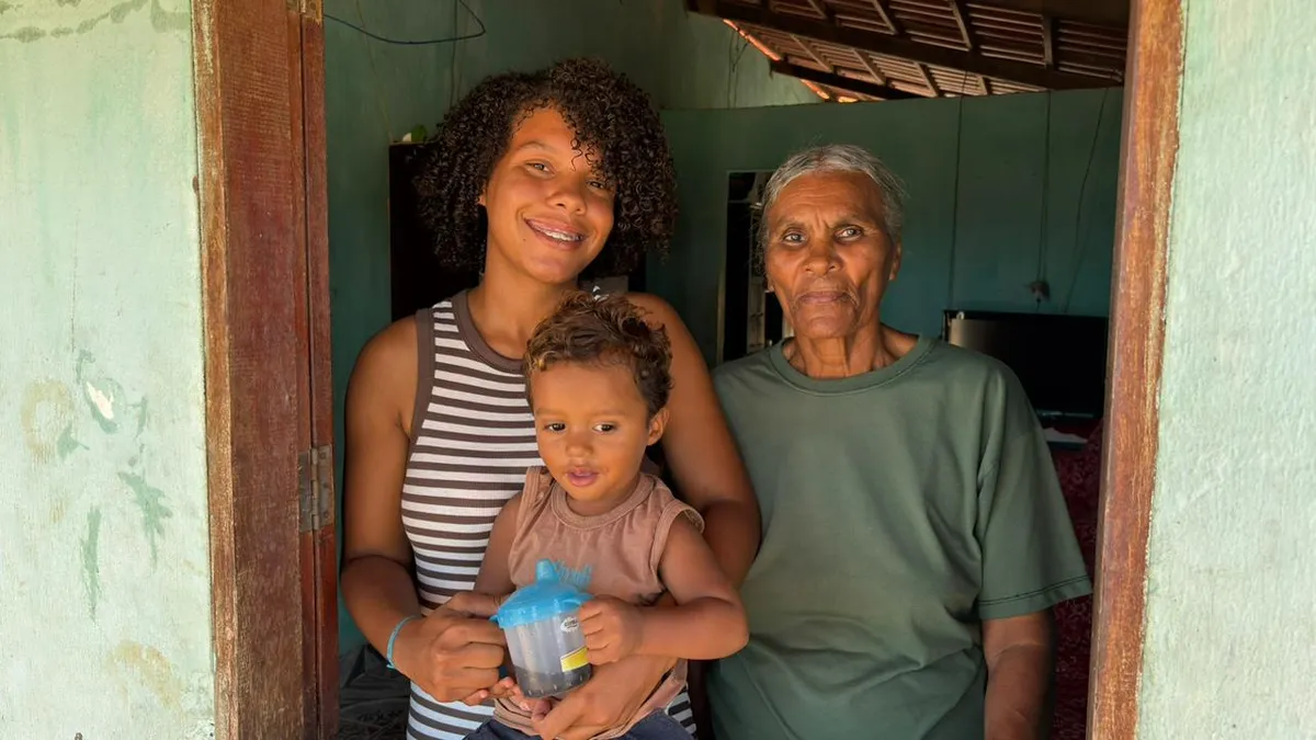 Gabriele ao lado da avó, dona Maria das Graças de Souza, e o filho João Miguel