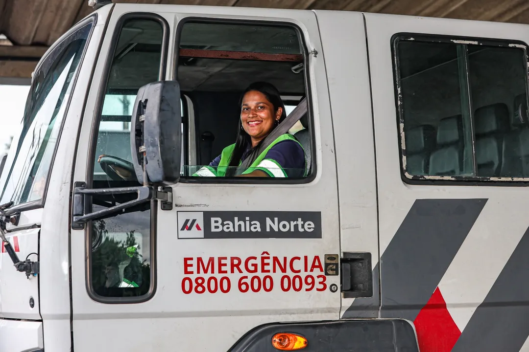 Há sete meses, Tiele trabalha prestando assistência aos usuários que trafegam na BA-535