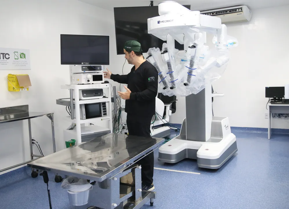 Leonardo Calazans, médico urologista e o robô MedBot Toumai, responsável por cirurgias robóticas