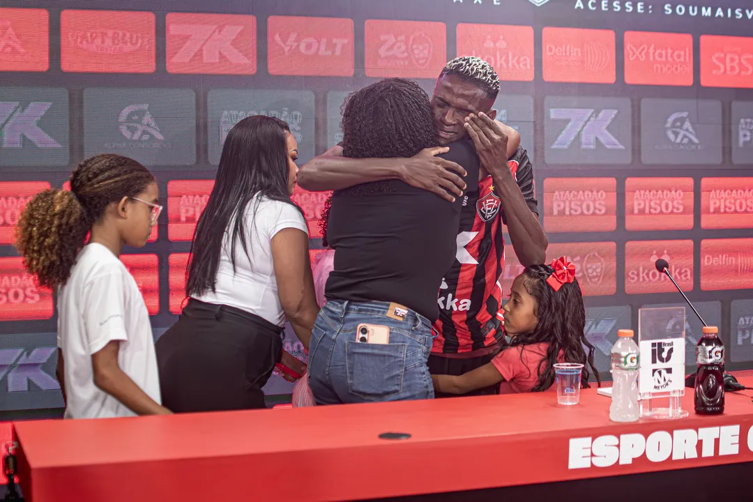 Emocionado, Anderson Pato é abraçado por familiares em sua apresentação no Vitória