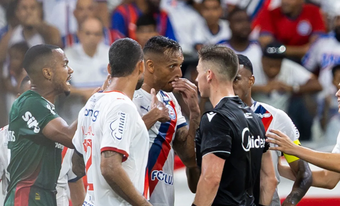 Polêmica de arbitragem marcou o duelo entre Bahia e Palmeiras