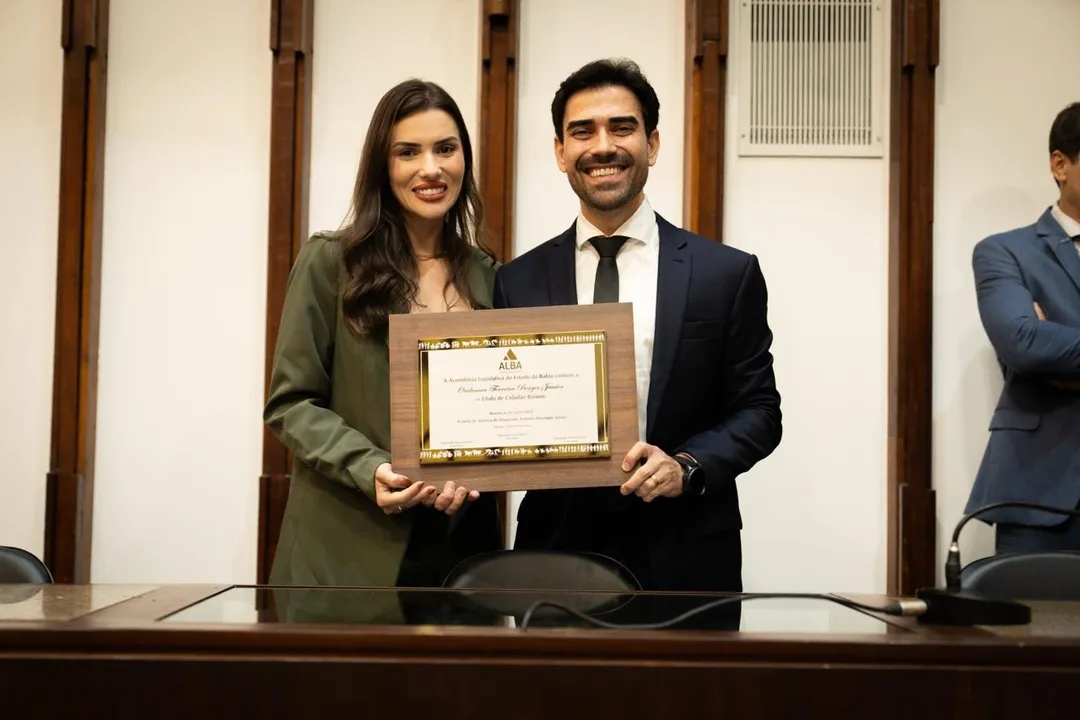 Prefeito de Luís Eduardo Magalhães, Júnior Marabá recebendo o título