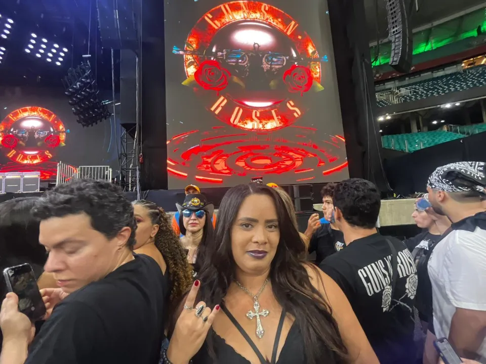 Viviane Chaves no show de Guns N' Roses