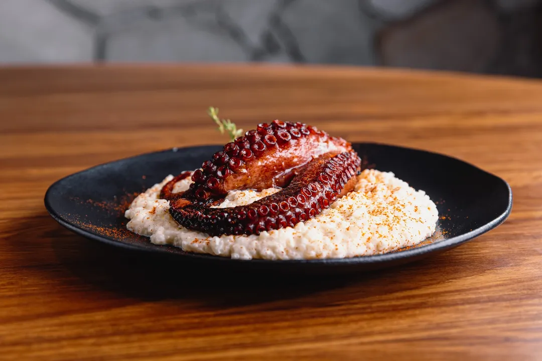 Pulpo al limón, polvo grelhado servido com risoto cremoso de limão siciliano, do Santiago Culinária Ibérica