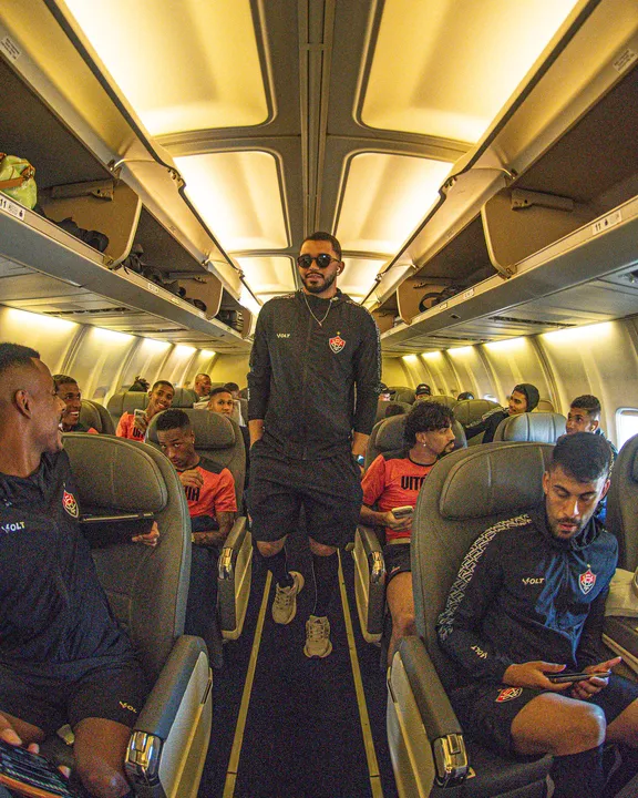 Elenco do Vitória durante viagem