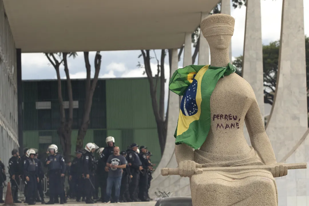 Estátua pichada por Débora do Batom