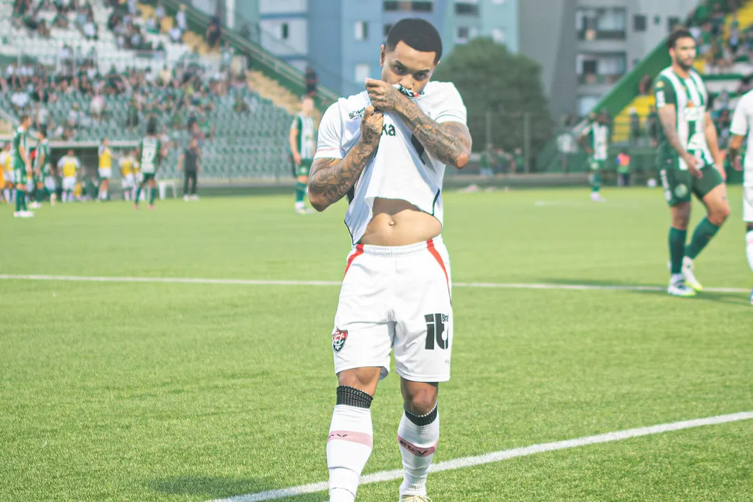 Matheuzinho comemora gol contra a Chape