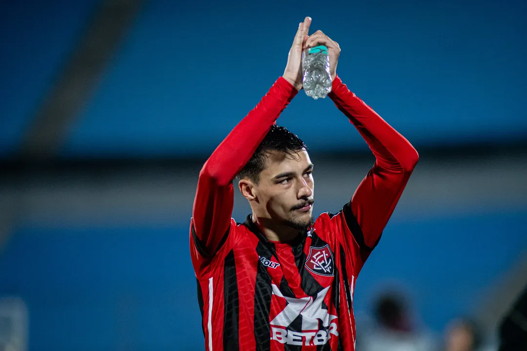 Lateral-direito Claudinho, de 25 anos